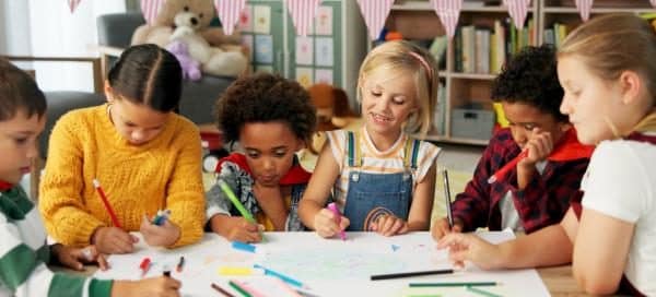 En grupp skolbarn runt 6 år