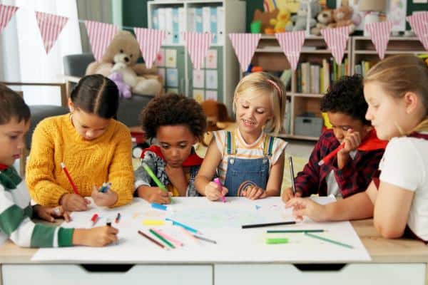 En grupp skolbarn runt 6 år